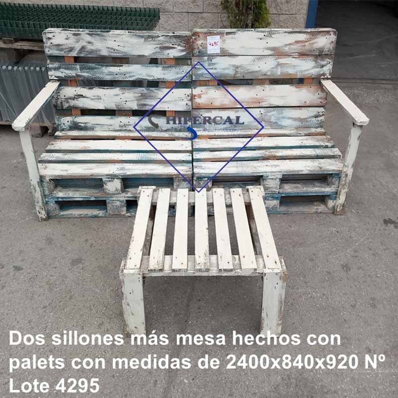 CONJUNTO DOS SILLONES MAS MESA HECHOS DE PALETS